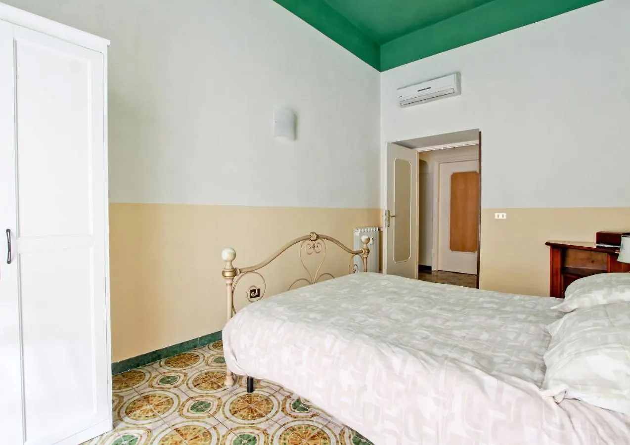 Roman Apartment 0*, Řím